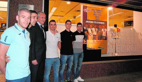 Un escaparate para los campeones. Los cinco jugadores de ElPozo ganadores del Europeo fueron homenajeados por El Corte Inglés, ayer. En la imagen, Miguelín, José Ruiz, Álex, Bebe y Campos, con Vicente Valcárcel, director de El Corte Inglés. 