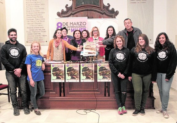 Pilar Fernández y Laly Ibarra junto a representantes de colectivos y el autor del cartel.
