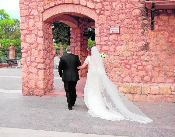 Una pareja de recién casados se dirige al restaurante del hotel para celebrar el banquete. 