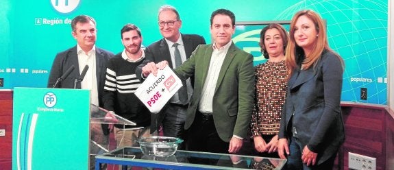 Teodoro García, en el centro, junto a sus compañeros parlamentarios del PP, ayer, en la rueda de prensa. :: pp
