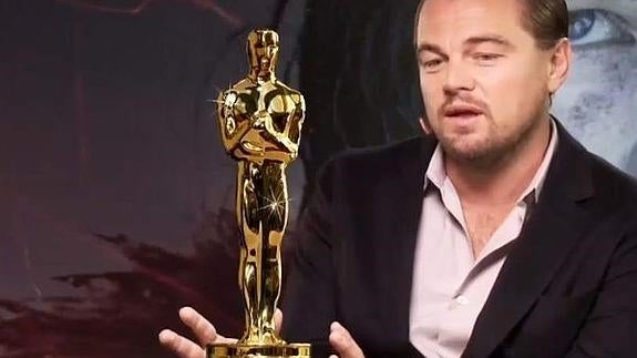 Leonardo Dicaprio "sujeta" un Oscar.