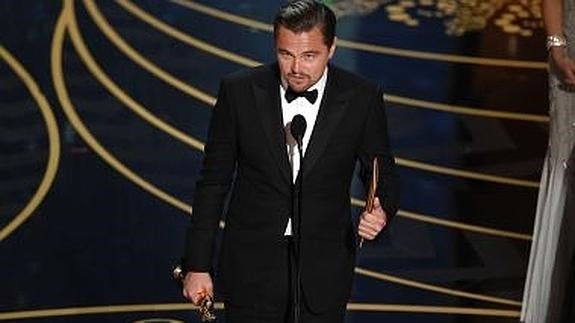 Leoardo DiCaprio recoge su Oscar.