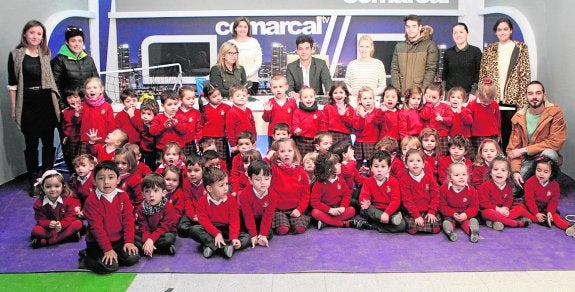 Profesoras, presentadores, cámaras y alumnos de las mercedarias, en el plató de televisión. 