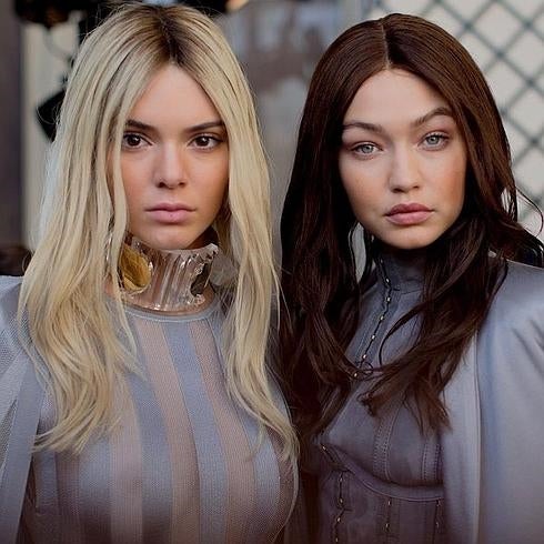 Kendall Jenner en rubia y Gigi Hadid de morena.