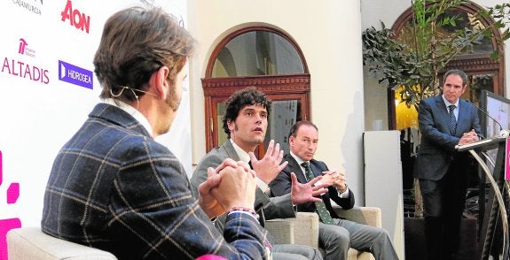 Los diestros Juan José Padilla, Miguel Abellán y Pepín Liria, durante el encuentro que protagonizaron ayer en el Foro Nueva Murcia. Al fondo, el crítico taurino de 'La Verdad', Francisco Ojados. 