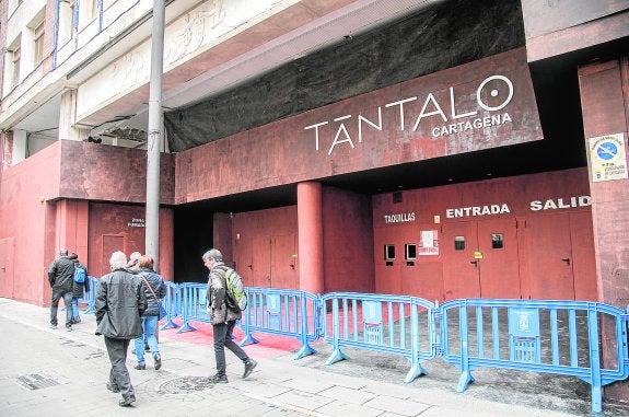 Un grupo de ciudadanos pasa por la calle Cuatro Santos, frente a la discoteca Tántalo, precintada. 