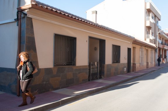 Una vecina de Sangonera camina frente a la casa donde tiene la sede la firma Gilmar. :: javier carrión/agm
