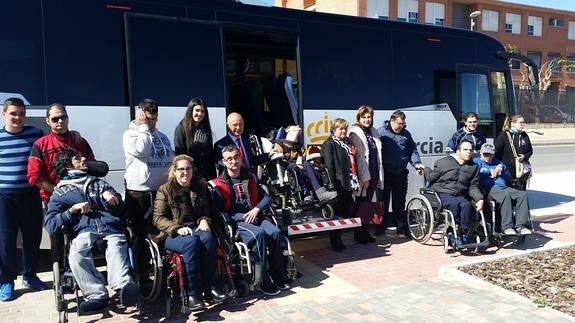 El consejero de Hacienda, Andrés Carrillo, junto con integrantes de Famdif ante el nuevo autobús adaptado.
