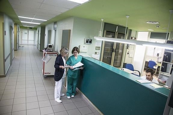 Personal sanitario en el control de la planta de hospitalización que funciona en el Rosell desde hace unos días. 