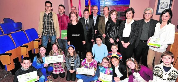 Alumnos y coordinadores de los centros galardonados con sus premios, ayer, en el acto. 