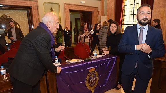 Retirada de una de las banderas en el salón de plenos del Ayuntamiento. 