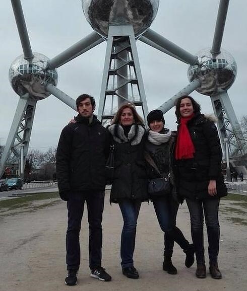 Elisa Escudero (2ªizq) con sus hijos, este fin de semana, en Bruselas. 