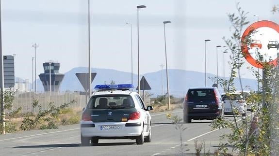 La Guardia Civil escolta a los funcionarios del Gobierno regional a su entrada al aeródromo de Corvera. 