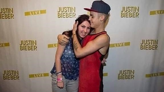 Una fan con Justin Bieber en el Meet & Greet.