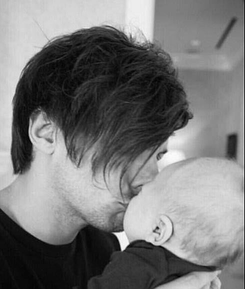 Louis Tomlinson con su hijo Freddie