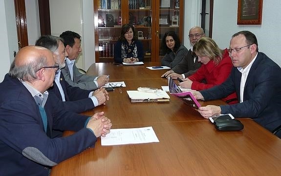 La alcaldesa en funciones y el resto de concejales, reunidos ayer para fijar la fecha del Pleno. 