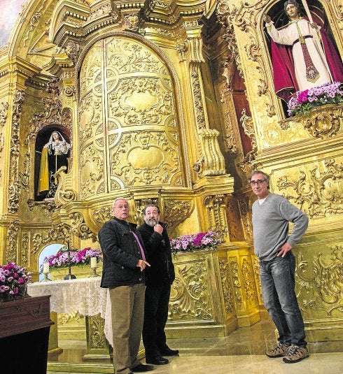 Juan Isidro Ros, Antonio Vigueras y Enrique Barcala, en la Capilla Marraja. :: J. M. Rodríguez / agm
