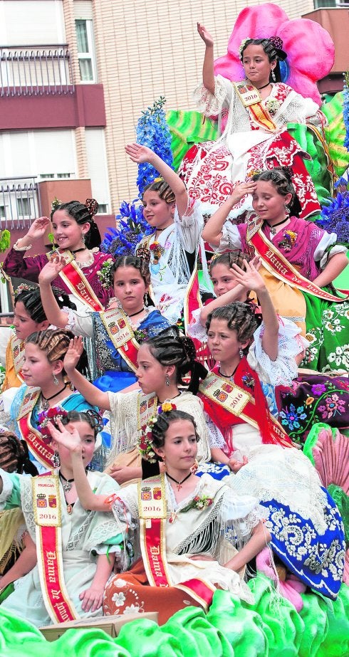 La Reina de la Huerta infantil, Paula Cánovas, con su corte de damas, muy emocionadas. 