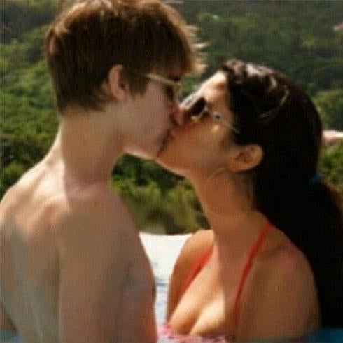 Justin Bieber y Selena se besan.