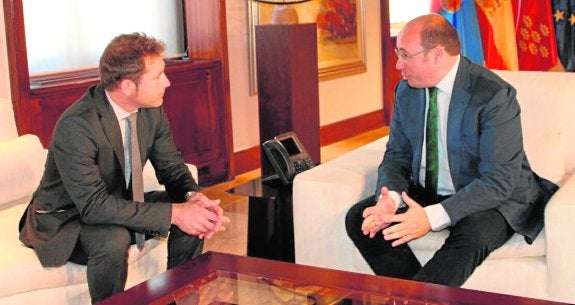 El alcalde Antonio León con el presidente de la Comunidad, Pedro Antonio Sánchez, en la reunión. 