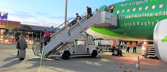 La escalerilla del avión de Aer Lingus procedente de Dublin en el aeropuerto de San Javier. 