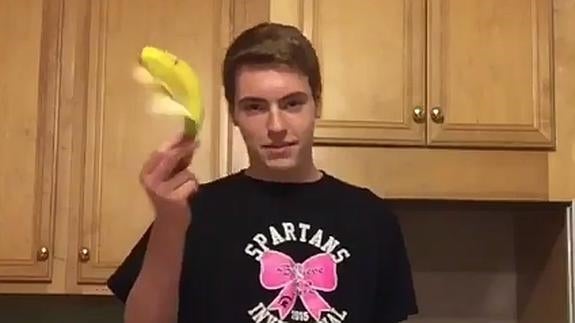 El #BananaPeelChallenge, el absurdo reto que ha alertado a la Policía