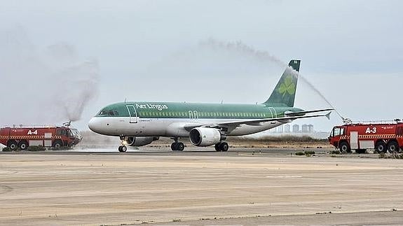 Los bomberos del aeropuerto 'bautizan' el avión de Aer Lingus, 