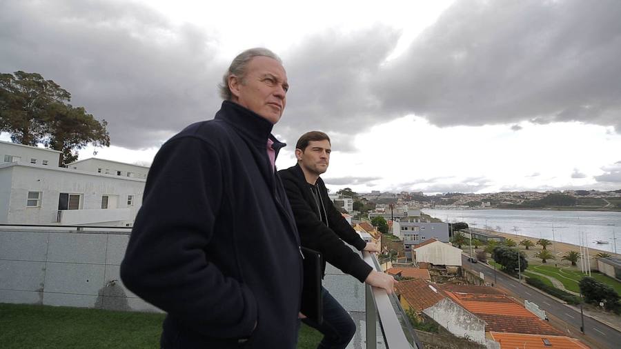 Bertín Osborne, a la izquierda, junto a Iker Casillas, en la casa de Oporto del futbolista. 