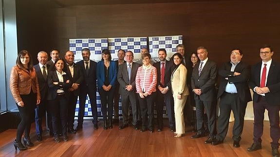 María González Veracruz (7ª i.) en el Foro Seniors Club en Murcia. 