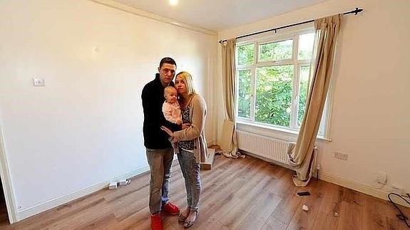 Becky y Mark en su antigua casa, antes de mudarse.