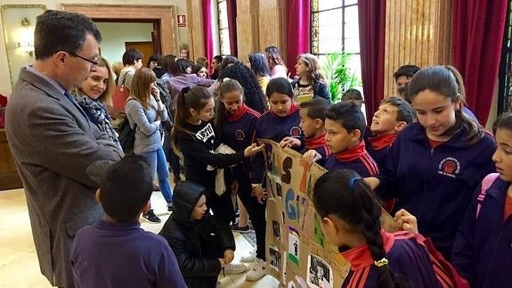 José Ballesta recibe a niños de diferentes colegios murcianos. 