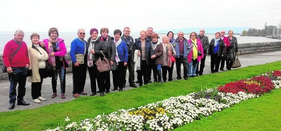 La delegación murciana durante su estancia en Suiza, donde visitaron la fábrica en la que trabajaron hace 30 años.