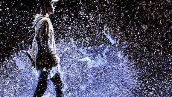 Justin Bieber entre el agua en el escenario.