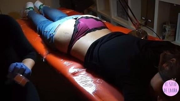 Laura Escanes se tatúa la firma de Risto Mejide en el trasero