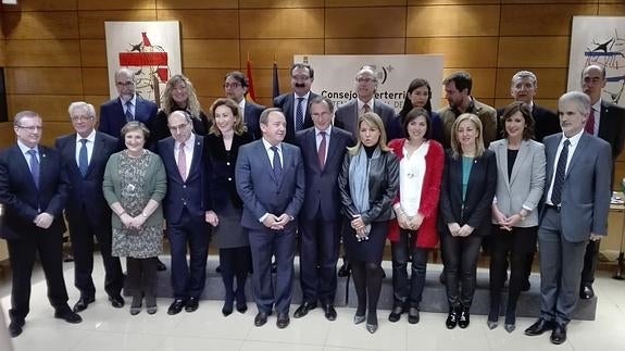 Los consejero, incluida la murciana Encarna Guillén -de rojo- posan antes de la reunión.