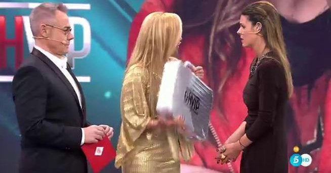 Belén Esteban entrega el maletín a Laura Matamoros.