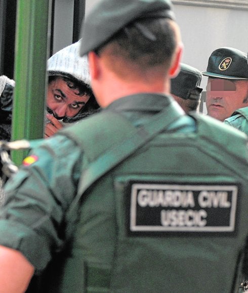 Uno de los detenidos, a su llegada a los juzgados de Cartagena. 