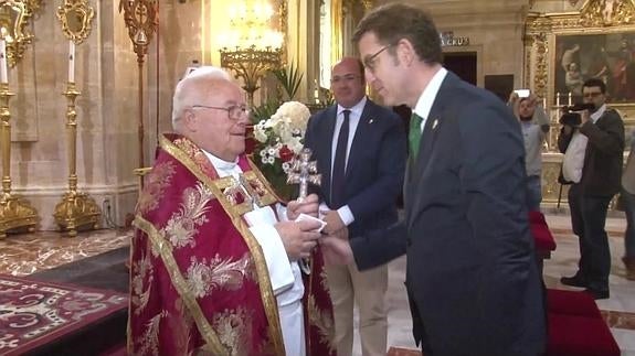 Núñez Feijóo, tras besar la Cruz de Caravaca. 