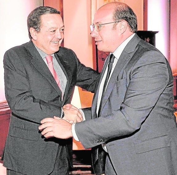 El presidente de Croem, José María Albarracín, estrecha la mano del presidente regional, Pedro Antonio Sánchez. 