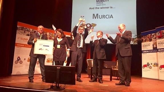 La representación del Ayuntamiento recoge el galardón.