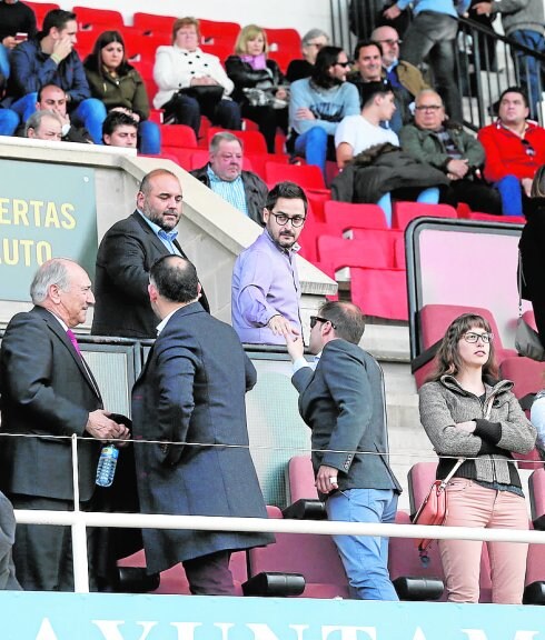 Paco Belmonte y Manuel Sánchez Breis saludan a Deseado Flores y al edil Ricardo Segado en el duelo ante el Algeciras. 