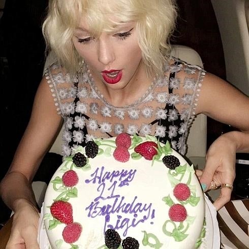 Taylor Swift con la tarta de Gigi Hadid.