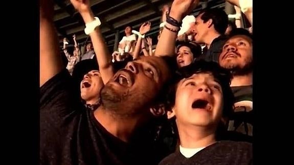 Fotograma del vídeo de padre e hijo en el concierto.