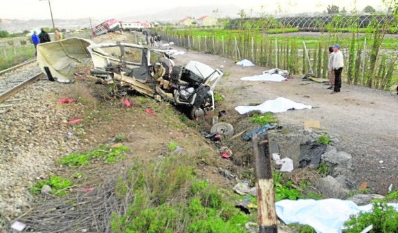 Cadáveres cubiertos con sábanas tras el accidente. 