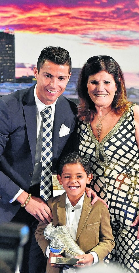 Dolores Aveiro con su hijo y su nieto. :: afp