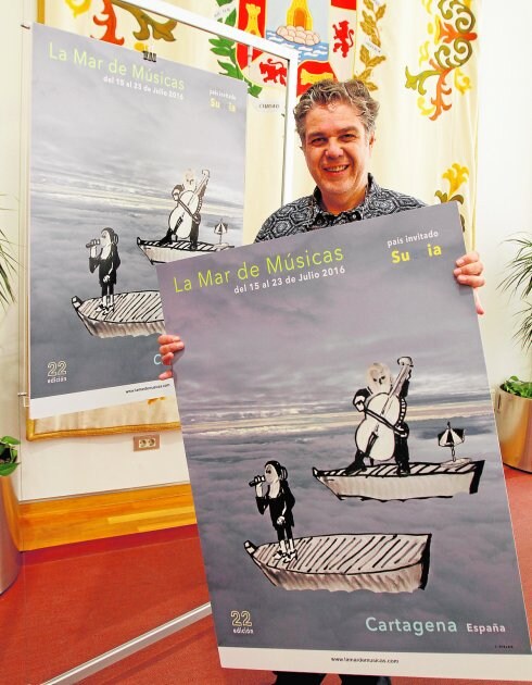 Juan Ugalde, ayer en el Palacio Consitorial, con el cartel de la edición 2016 del festival .