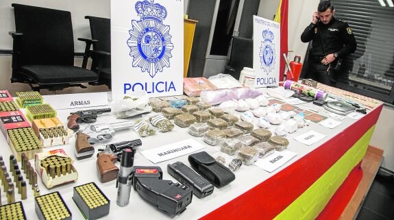 Munición, armas, droga y otros efectos incautados al clan delictivo, expuestos ayer en la comisaría de la Policía Nacional.