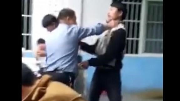 Un profesor recibe una brutal paliza de sus alumnos tras agredir a uno de ellos