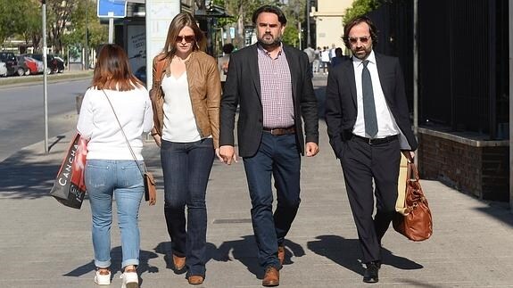 José Martínez Andreo (en el centro), a su llegada al Palacio de Justicia de Murcia. 