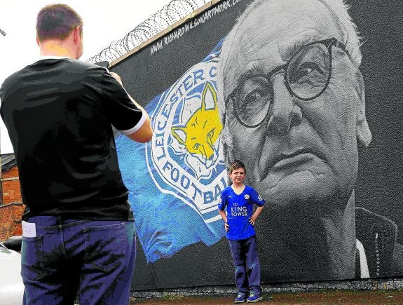Un joven aficionado del Leicester posa delante de un mural del artista Richard Wilson con el rostro de Ranieri.